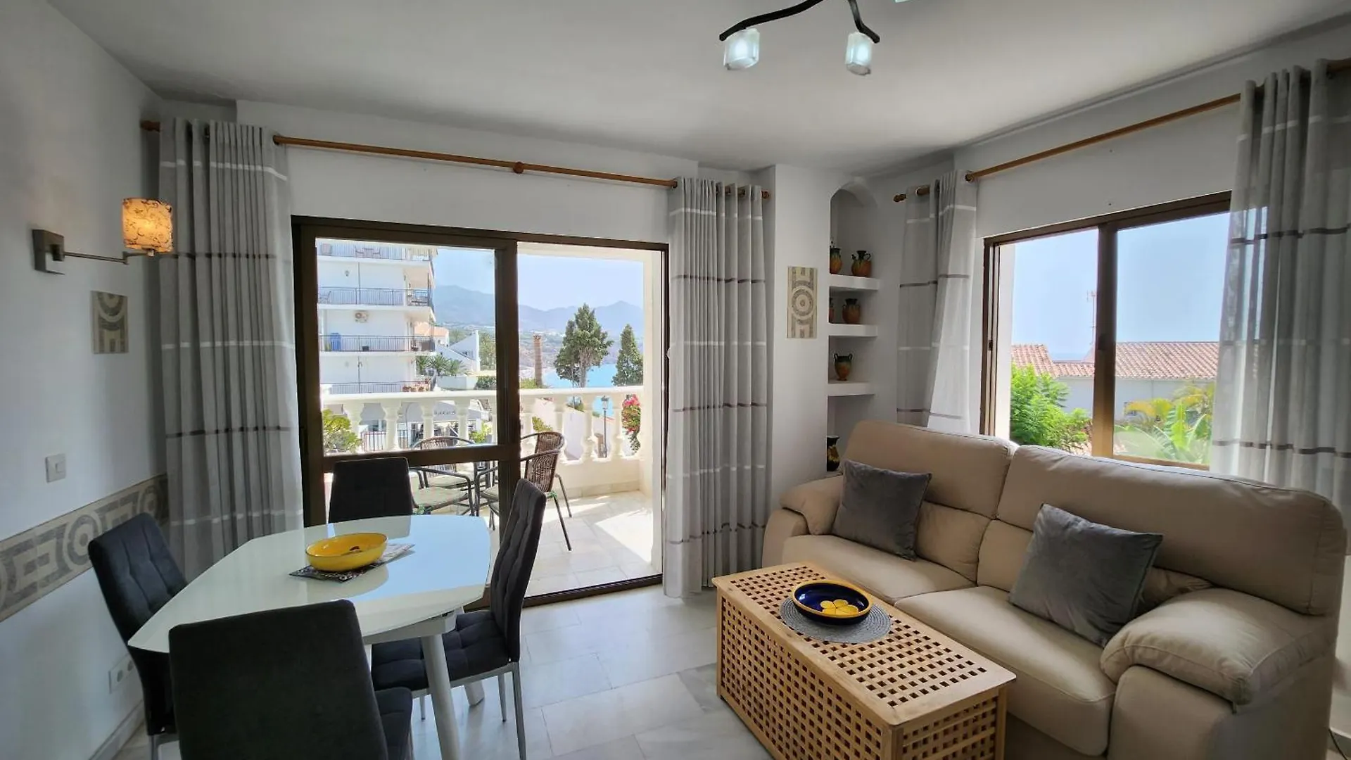 Carabeo 99 - Sleeps 4 Lägenhet Nerja Spanien